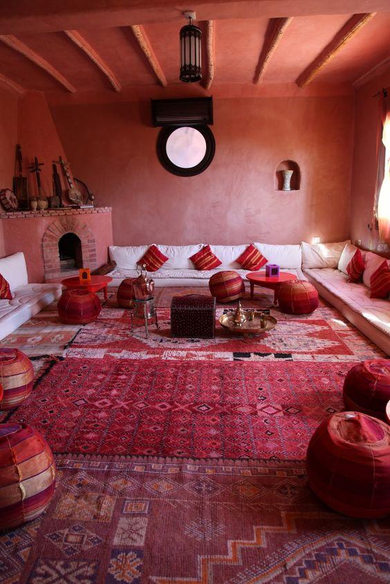 Decorating with moroccan decor : Berber rugs & Leather Pouf - Africancreates