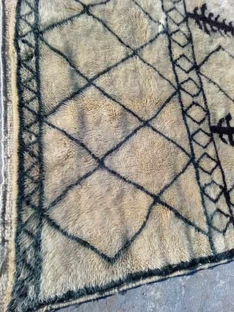 Moroccan Mrirt rug in black and white design