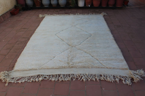 Minimalistic Mrirt authentic Moroccan rug Off white tufted
