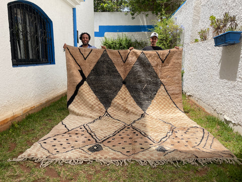 Modern Moroccan Mrirt Rugs: Handcrafted Beauty for Distinctive Interiors, large area rugs for living room.
