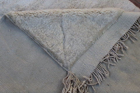 Minimalistic Mrirt authentic Moroccan rug Off white tufted