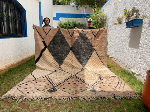 Modern Moroccan Mrirt Rugs: Handcrafted Beauty for Distinctive Interiors, large area rugs for living room.