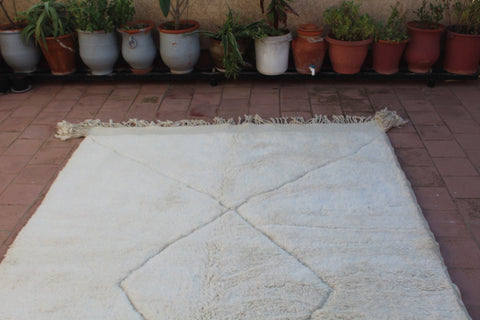 Minimalistic Mrirt authentic Moroccan rug Off white tufted
