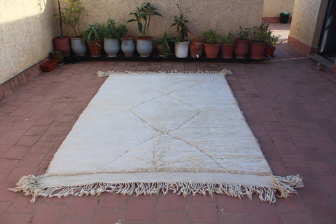 Minimalistic Mrirt authentic Moroccan rug Off white tufted
