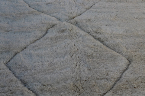 Minimalistic Mrirt authentic Moroccan rug Off white tufted