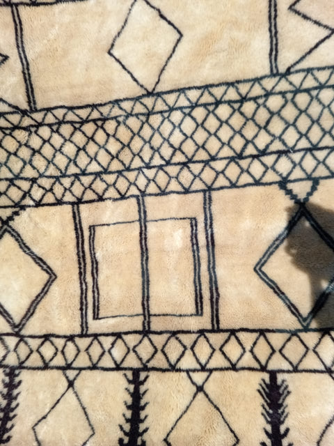 Moroccan Mrirt rug in black and white design