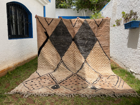 Modern Moroccan Mrirt Rugs: Handcrafted Beauty for Distinctive Interiors, large area rugs for living room.