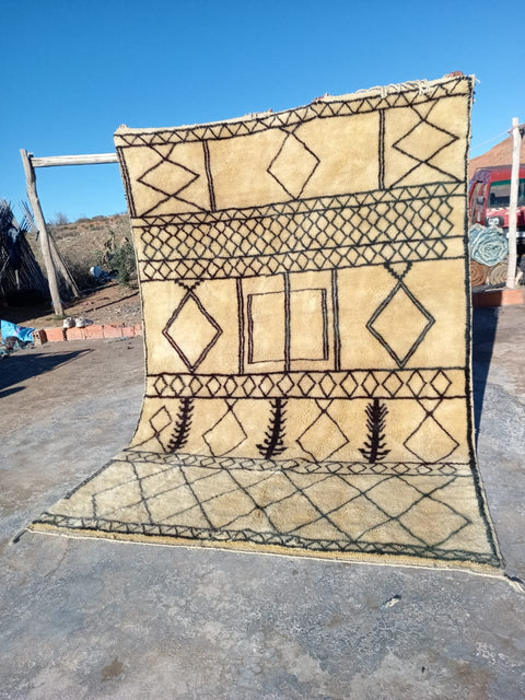 Moroccan Mrirt rug in black and white design