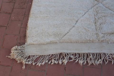 Minimalistic Mrirt authentic Moroccan rug Off white tufted