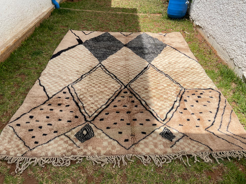 Modern Moroccan Mrirt Rugs: Handcrafted Beauty for Distinctive Interiors, large area rugs for living room.