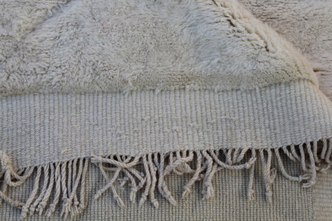 Minimalistic Mrirt authentic Moroccan rug Off white tufted