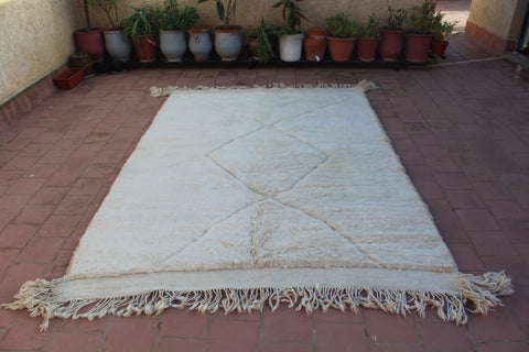Minimalistic Mrirt authentic Moroccan rug Off white tufted