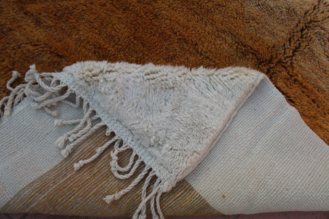 Detail close-up of the brown and white Moroccan Mrirt rug with fringe detail.