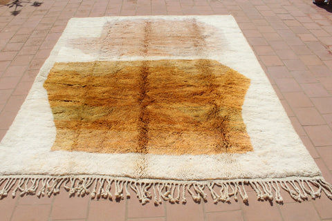 Lifestyle shot of the Moroccan Mrirt rug with fringed edges in a natural setting.