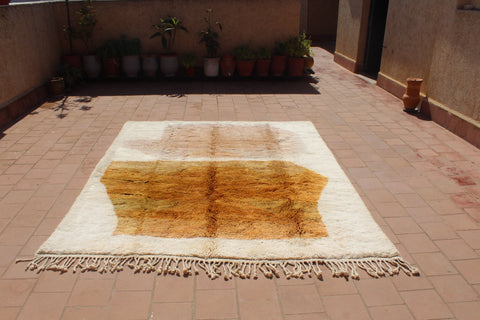 Lifestyle shot of the Moroccan Mrirt rug with fringed edges in a natural setting.
