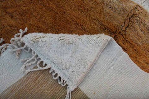 Detail close-up of the brown and white Moroccan Mrirt rug featuring fringe detail.