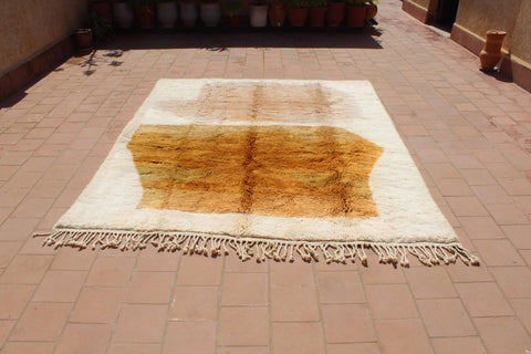 Lifestyle shot of the Moroccan Mrirt rug with fringed edges in a natural setting.