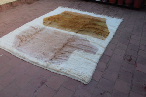 Detail close-up of the brown and cream Moroccan Mrirt rug highlighting its fringed edge.