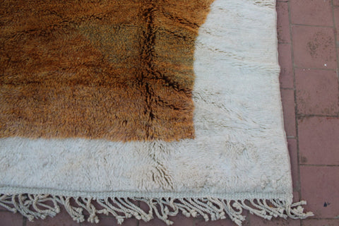 Detail close-up of the brown and cream Moroccan Mrirt rug showcasing its fringed edge.