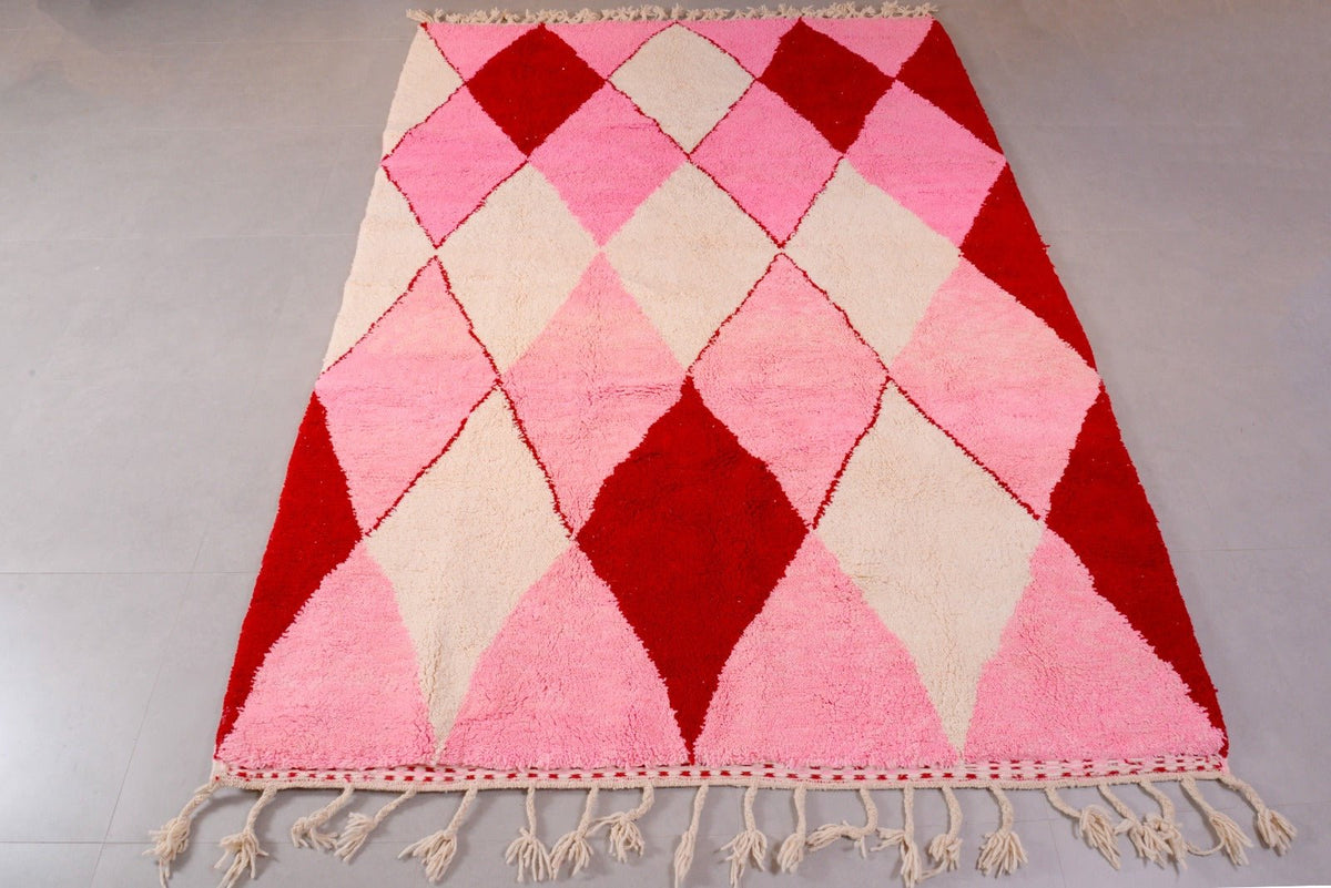 Front view of the pink diamond design rug featuring a solid color background.