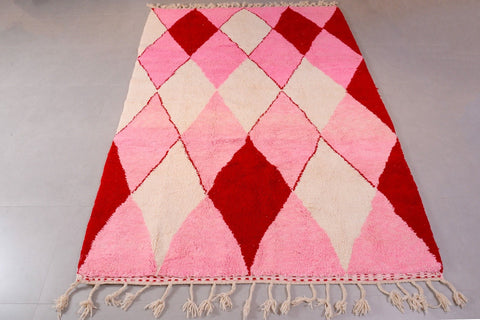 Front view of the pink diamond design rug featuring a solid color background.