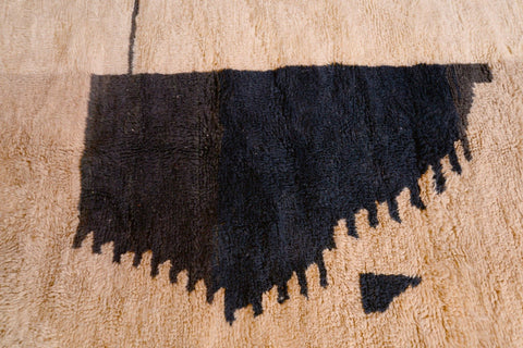 Detail shot highlighting the textured surface and fringe edges of the Tizi N'Test Moroccan rug.
