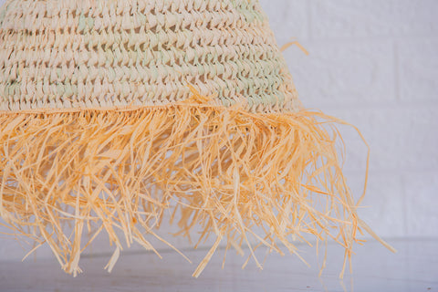 Suspension en palmier et raphia, plafonnier en rotin, éclairage naturel