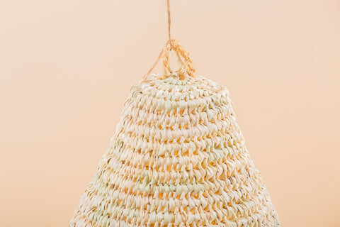 Suspension en palmier et raphia, plafonnier en rotin, éclairage naturel