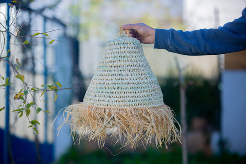 Suspension en palmier et raphia, plafonnier en rotin, éclairage naturel