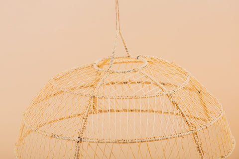 Suspension Bell en raphia et abat-jour en dentelle