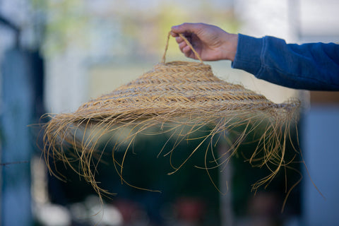 Suspension en forme de parapluie en paille de doum tressée en fibres naturelles