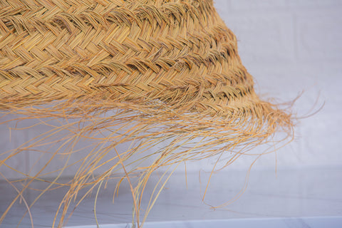 Suspension en forme de parapluie en paille de doum tressée en fibres naturelles