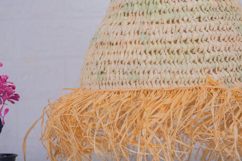 Suspension en palmier et raphia, plafonnier en rotin, éclairage naturel