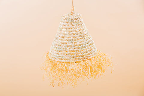 Suspension en palmier et raphia, plafonnier en rotin, éclairage naturel