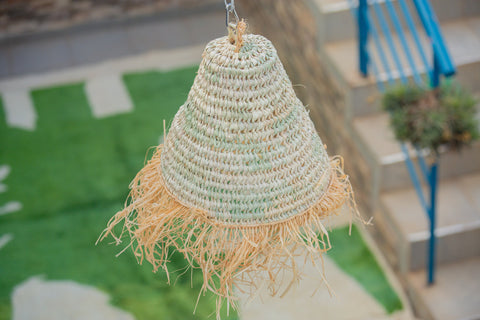 Suspension en palmier et raphia, plafonnier en rotin, éclairage naturel