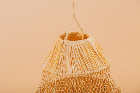 Suspension en raphia abat-jour dentelle H55cm