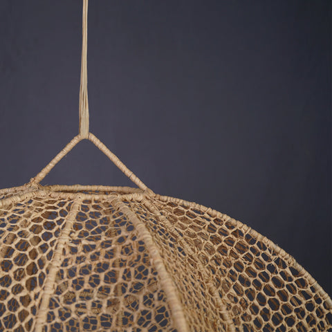 Suspension boule en raphia