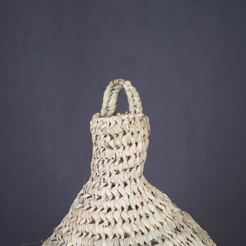 Suspension en palmier et raphia, plafonnier en rotin, éclairage naturel