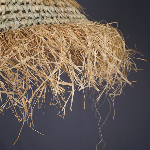 Suspension en palmier et raphia, plafonnier en rotin, éclairage naturel