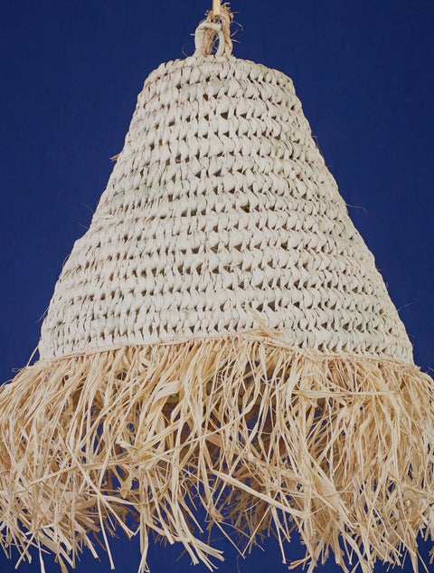 Suspension en palmier et raphia, plafonnier en rotin, éclairage naturel