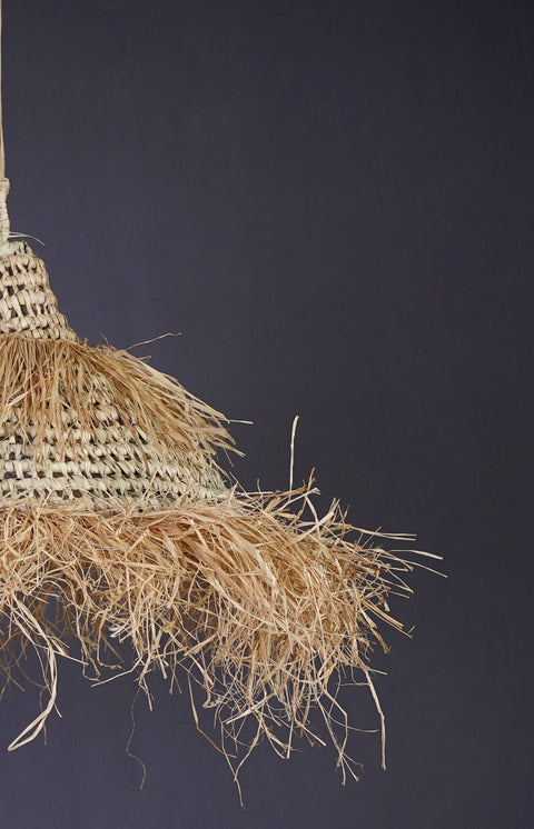 Suspension en palmier et raphia, plafonnier en rotin, éclairage naturel