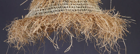 Suspension en palmier et raphia, plafonnier en rotin, éclairage naturel