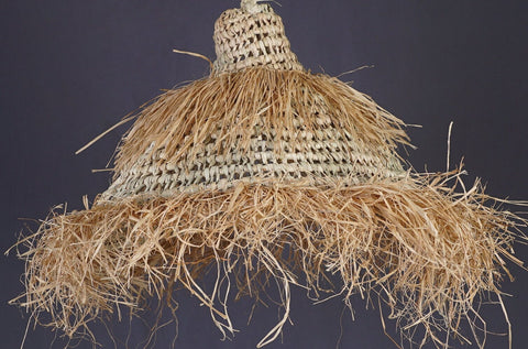 Suspension en palmier et raphia, plafonnier en rotin, éclairage naturel