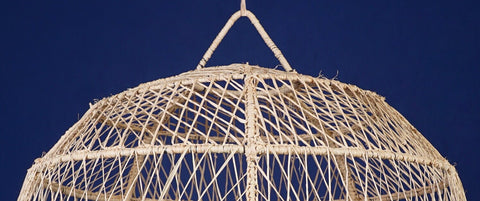 Suspension Bell en raphia et abat-jour en dentelle