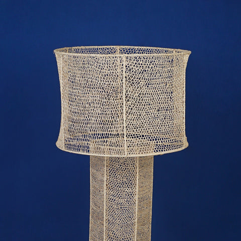 Lampe à poser en dentelle et en raphia