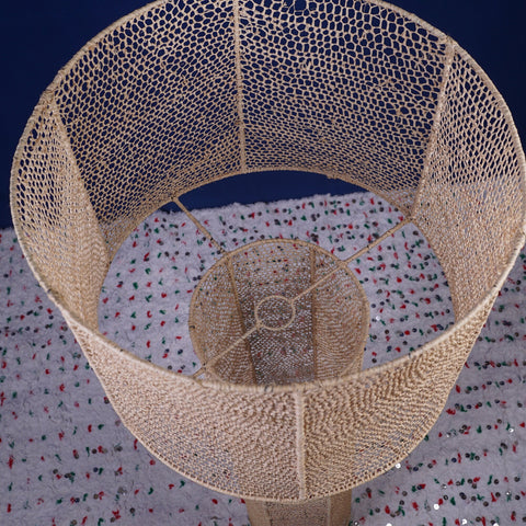 Lampe à poser en dentelle et en raphia