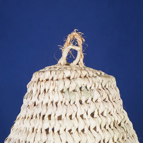 Suspension en palmier et raphia, plafonnier en rotin, éclairage naturel