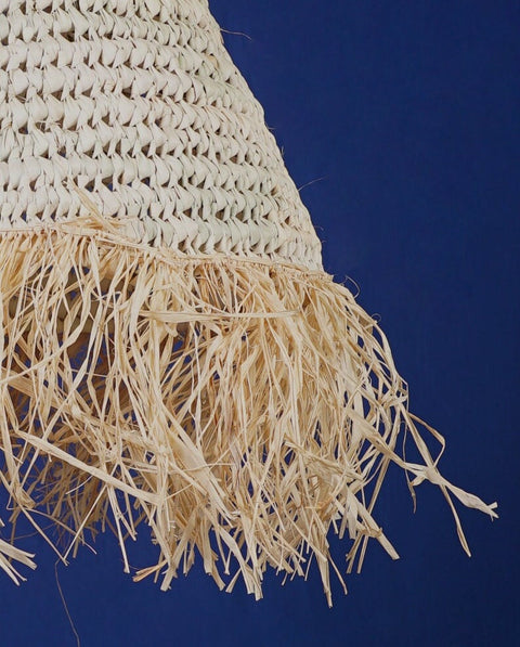 Suspension en palmier et raphia, plafonnier en rotin, éclairage naturel