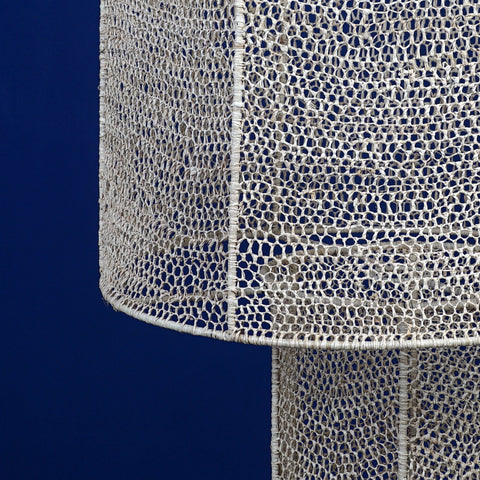 Lampe à poser en dentelle et en raphia