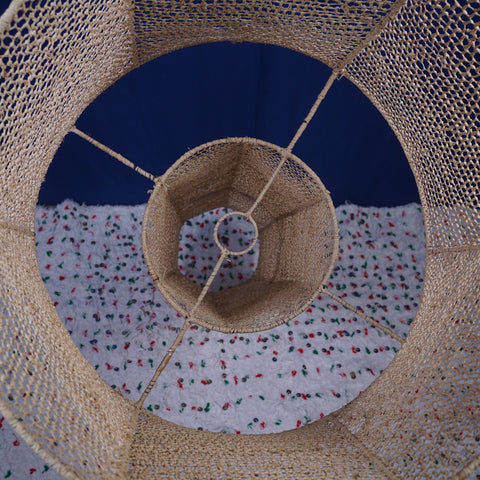 Lampe à poser en dentelle et en raphia